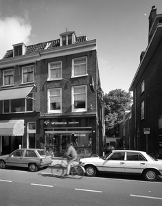 74213 Gezicht op de voorgevel van het pand Wittevrouwenstraat 36 (Juwelier Willemse) te Utrecht.